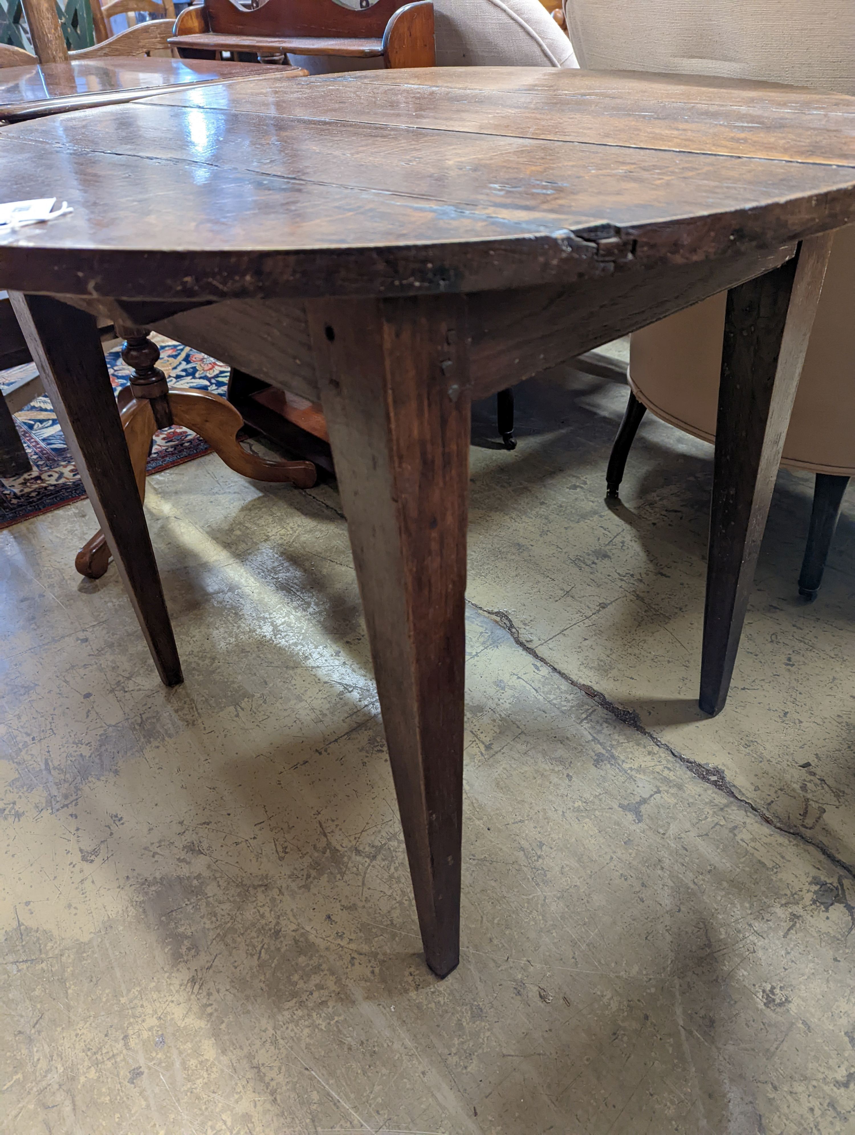 A 19th century circular oak tea table, diameter 82cm, height 69cm